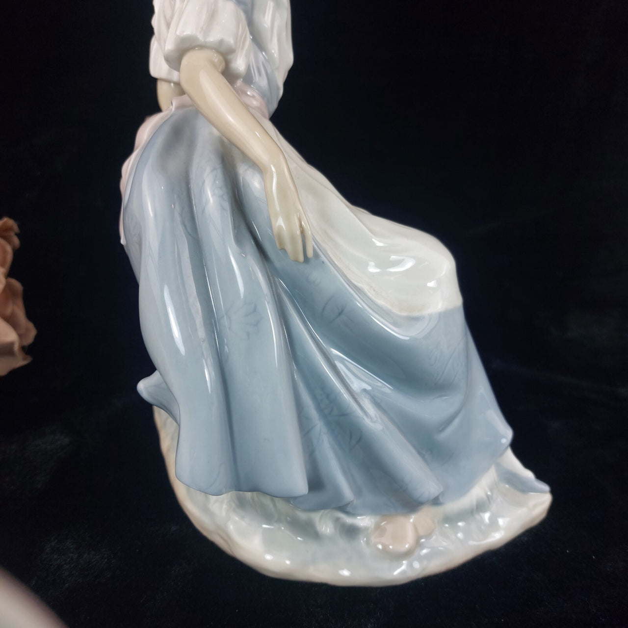 NAO Spain Good Figurine Lady Elegant with Jug Pastel Glazed Porcelain 12.5"3