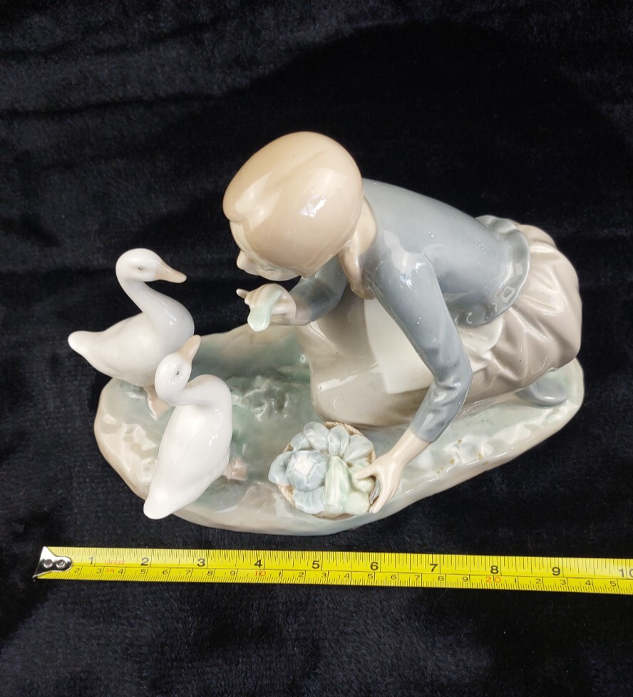 Lladro Girl Feeding Geese Porcelain Figurine 1278g Glazed Ducks bookcase decor2