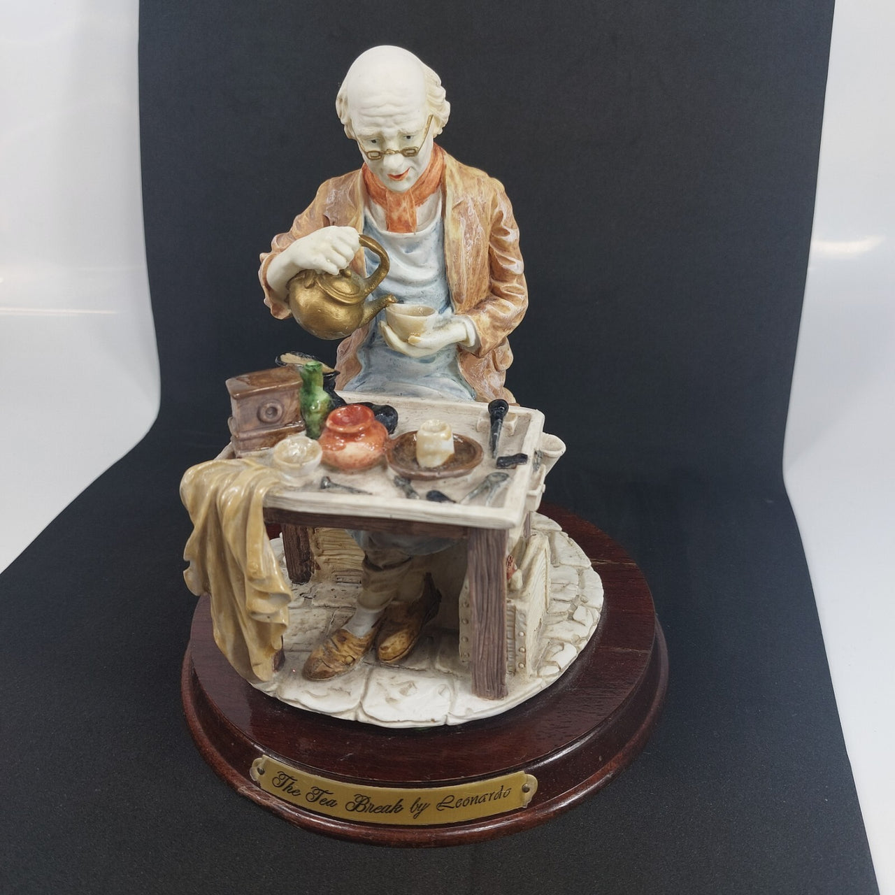 Leonardo Collection Figurine "The Tea Break" Porcelain Resin Presenting11