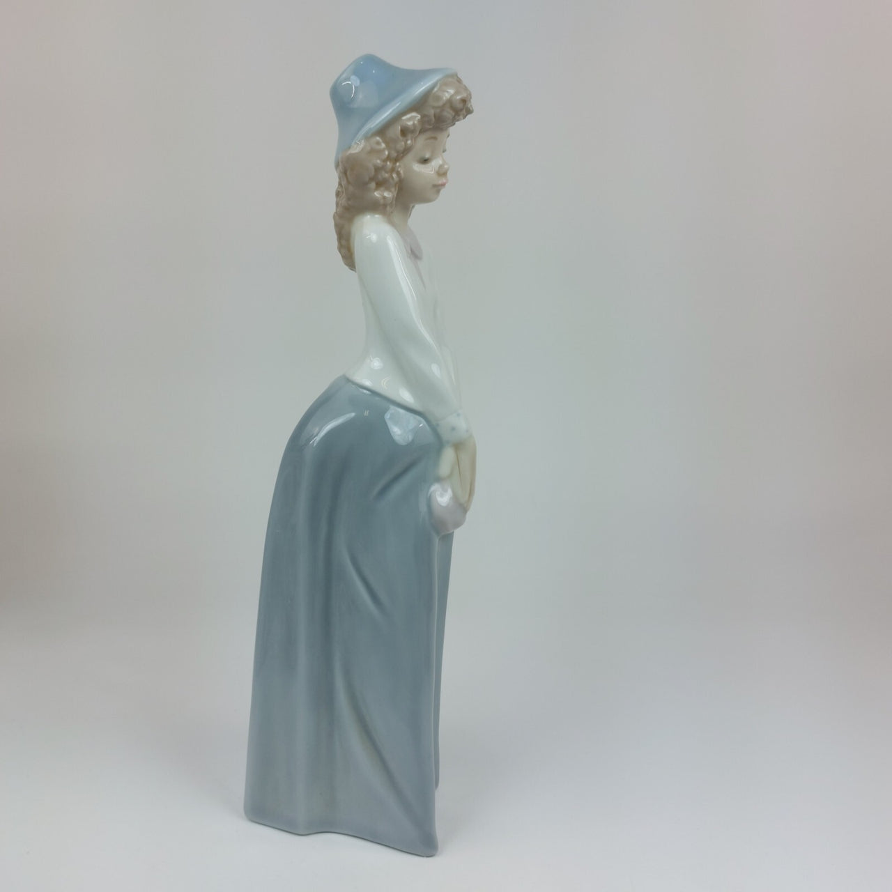 Nao by Lladro Porcelain Figurine DAISA Lady Elegant in Blue with Hat decor6