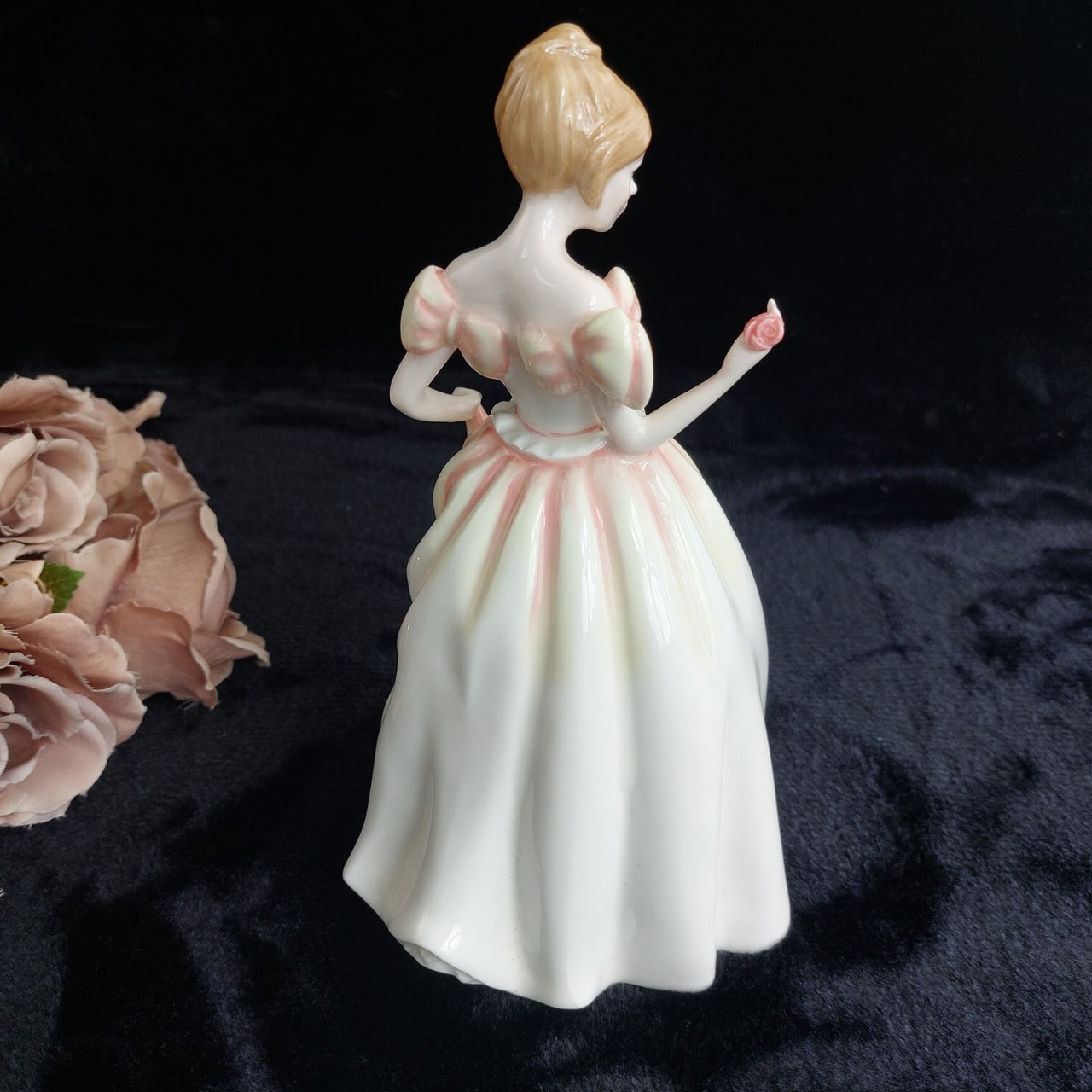 Royal Doulton Good Gift of Love Figurine decor 8.5in Pink White 491g 1993 Nada 5