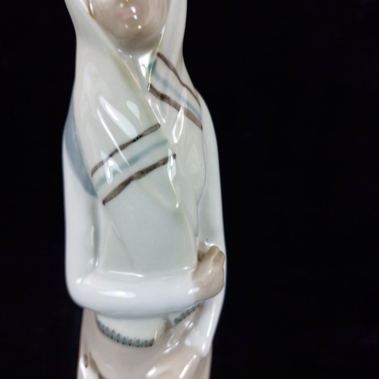 Porcelanas Penatal Figurine Woman with Goose from Segovia, Spain bookcase figure3