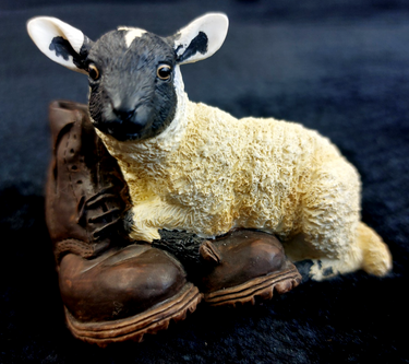 Border Fine Arts Black Faced Lamb & Boots Figurine 2.5 in 2000 On The Farm Resin0