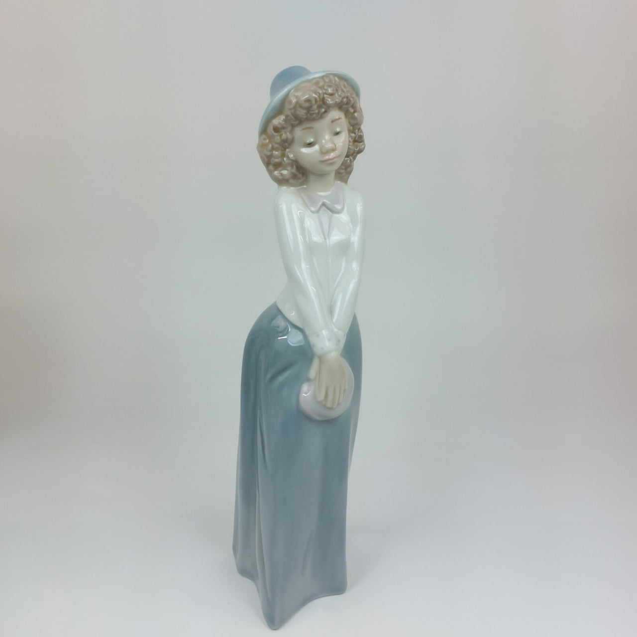 Nao by Lladro Porcelain Figurine DAISA Lady Elegant in Blue with Hat decor4