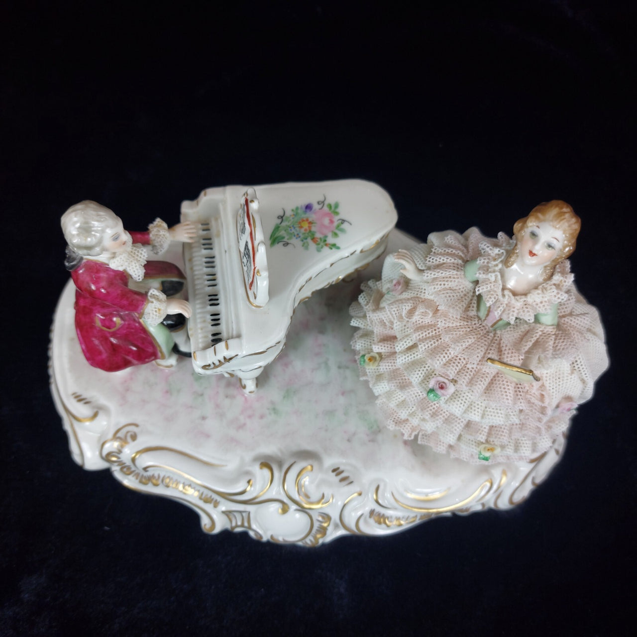 Dresden UNTERWEISSBACH Girl Singing and Musician Porcelain Lace Figurine Group.5