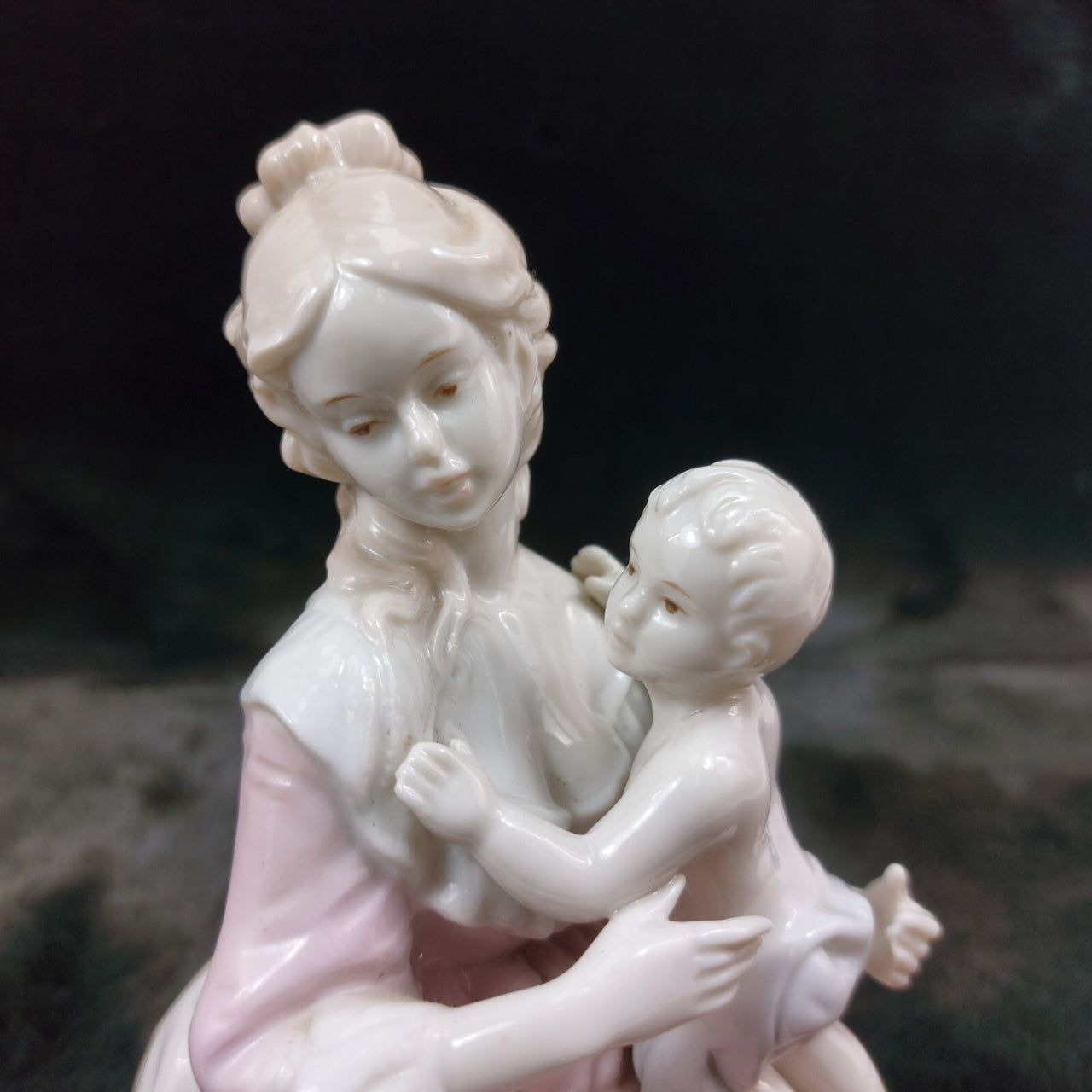 Royal Crown Women and Child Porcelain  1985  7.1"  Statue Minor Chip on stool8