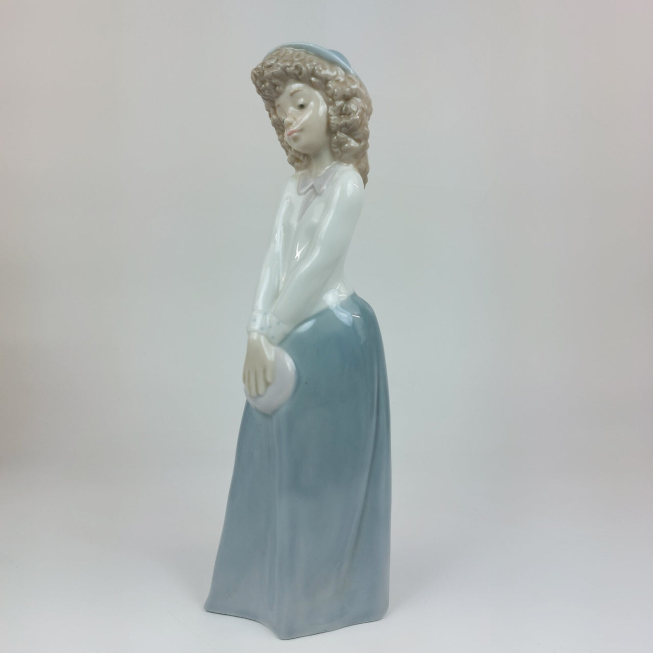 Nao by Lladro Porcelain Figurine DAISA Lady Elegant in Blue with Hat decor5