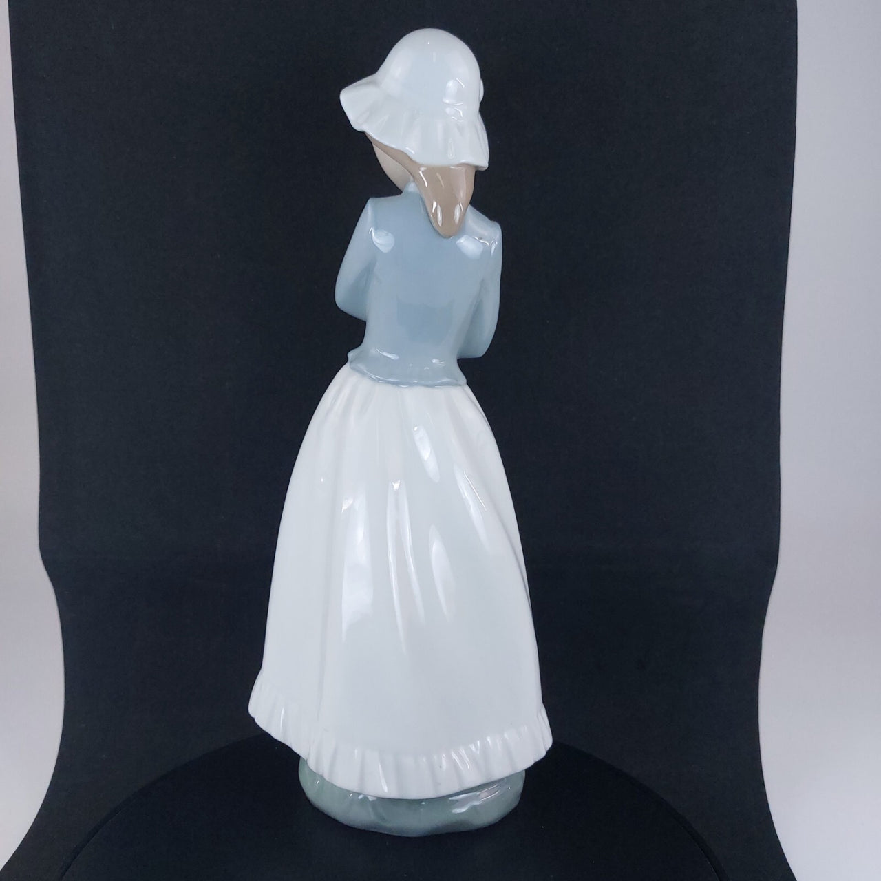 Nao by Porcelain LladrÃ³ Girl with Bonnet Figurine - 9.4" Excellent Condition9