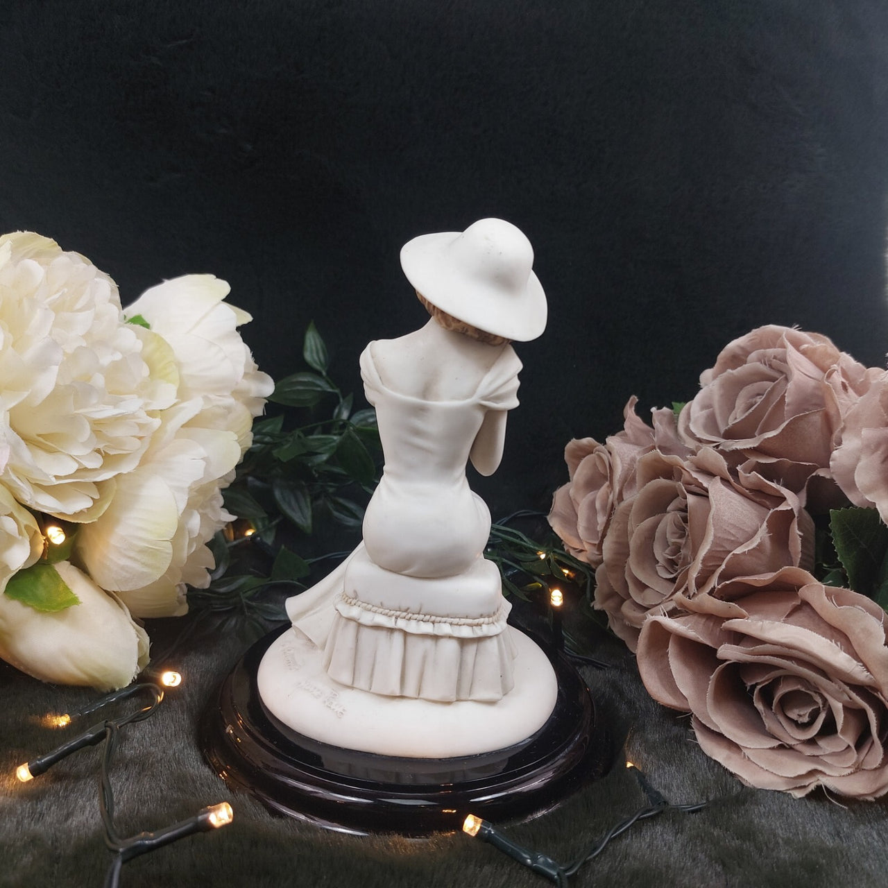 Collection Leonardo Figurine Annie Rowe Sitting  7.5" Lady in White Dress decor7