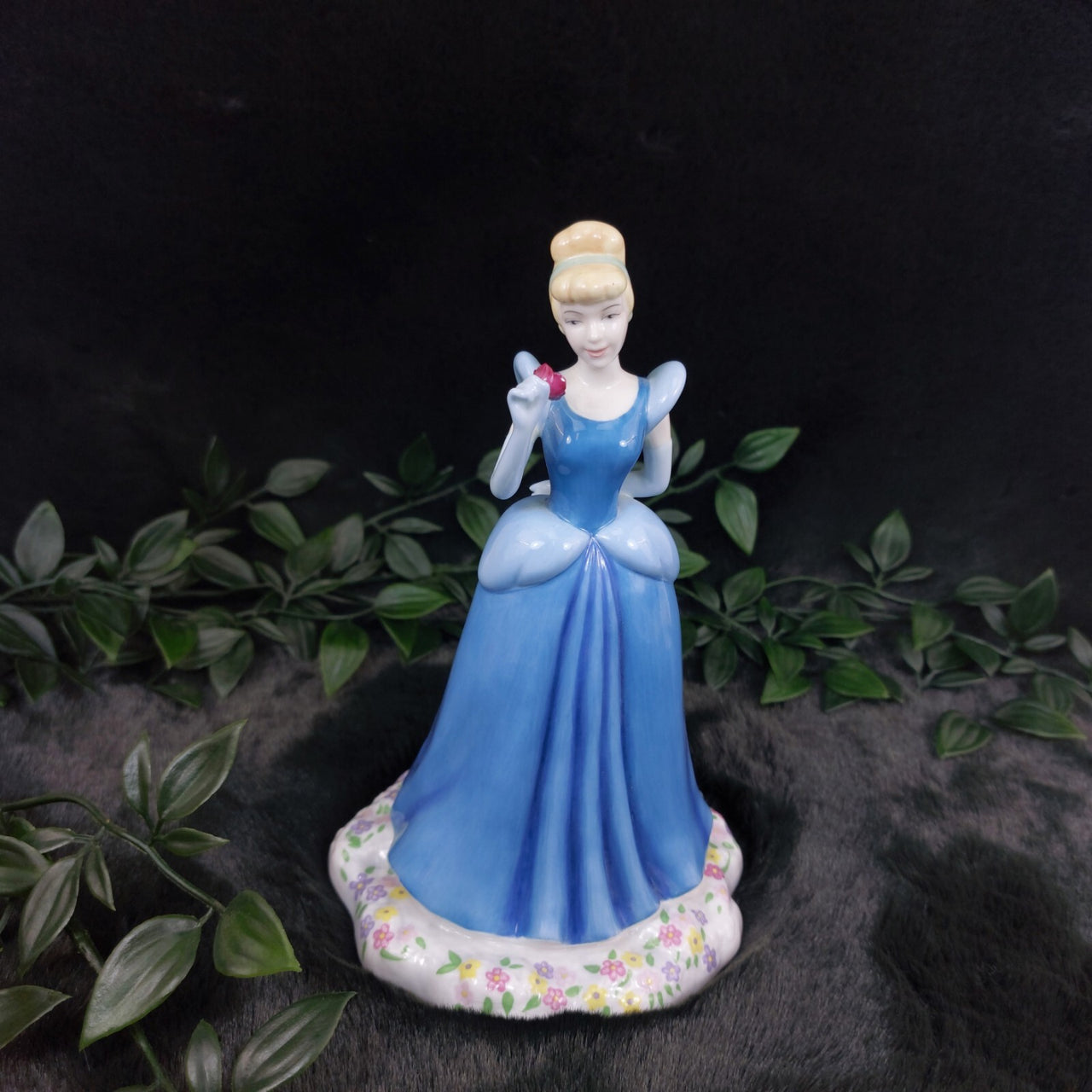 Royal Doulton Disney Cinderella Figurine with Original Box and Certificate 7.5"3