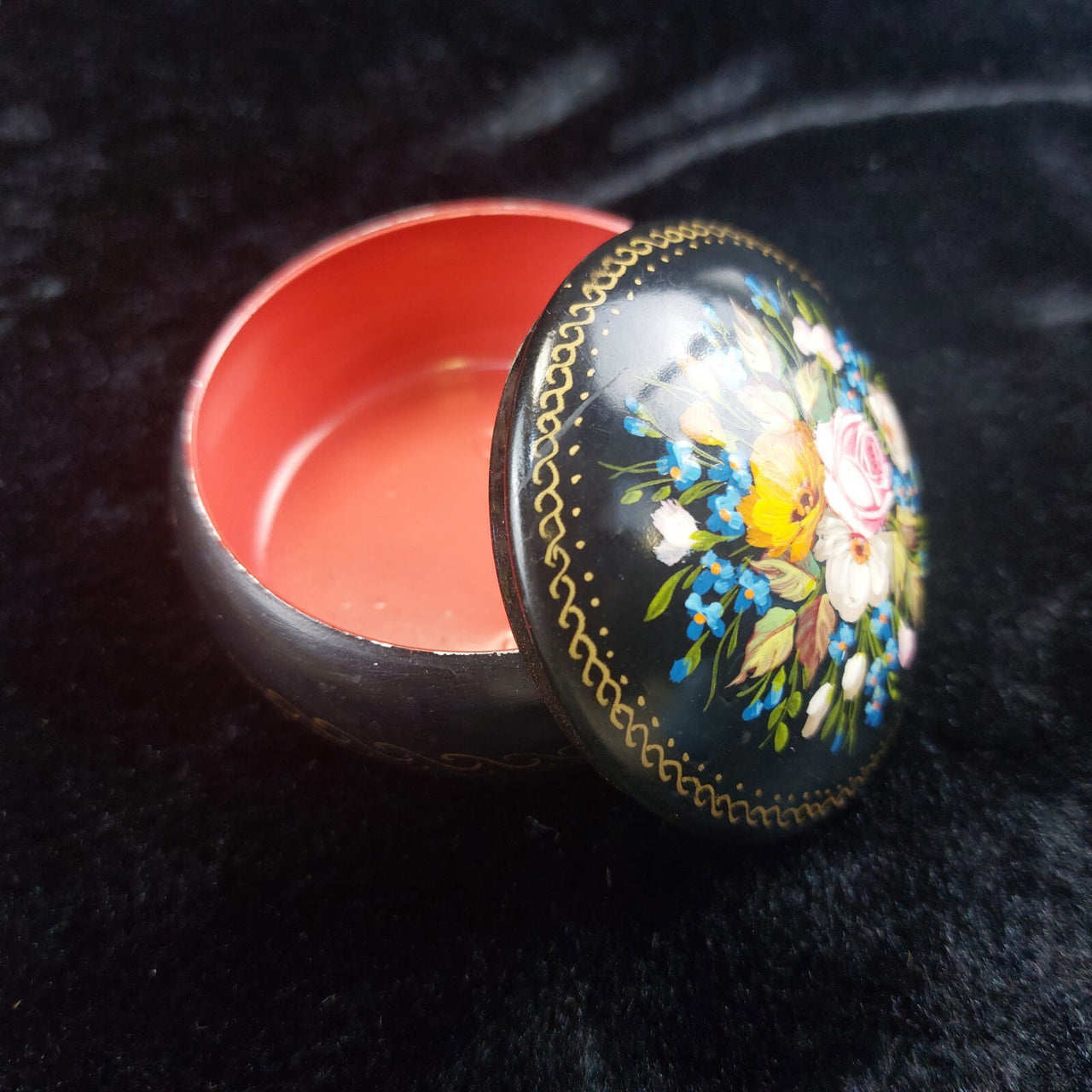 vtg HandPainted Russian Lacquer Box – Black & Red Interior Floral Design decor1