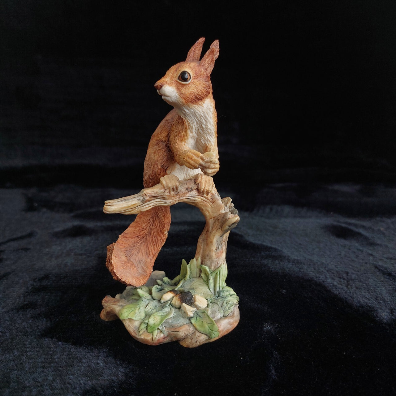 Border Fine Arts Squirrel Figurine Handmade Scotland Wildlife 6” Tree Stump Deco0