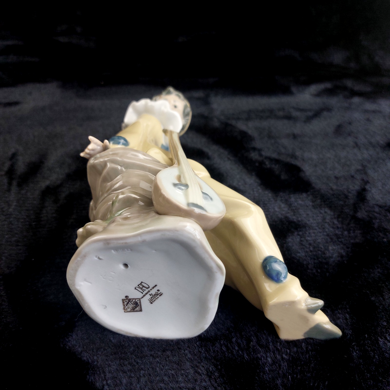 RARE by NAO Lladro Pierrot Clown Figurine with Mandolin 1987 bookcase decor4