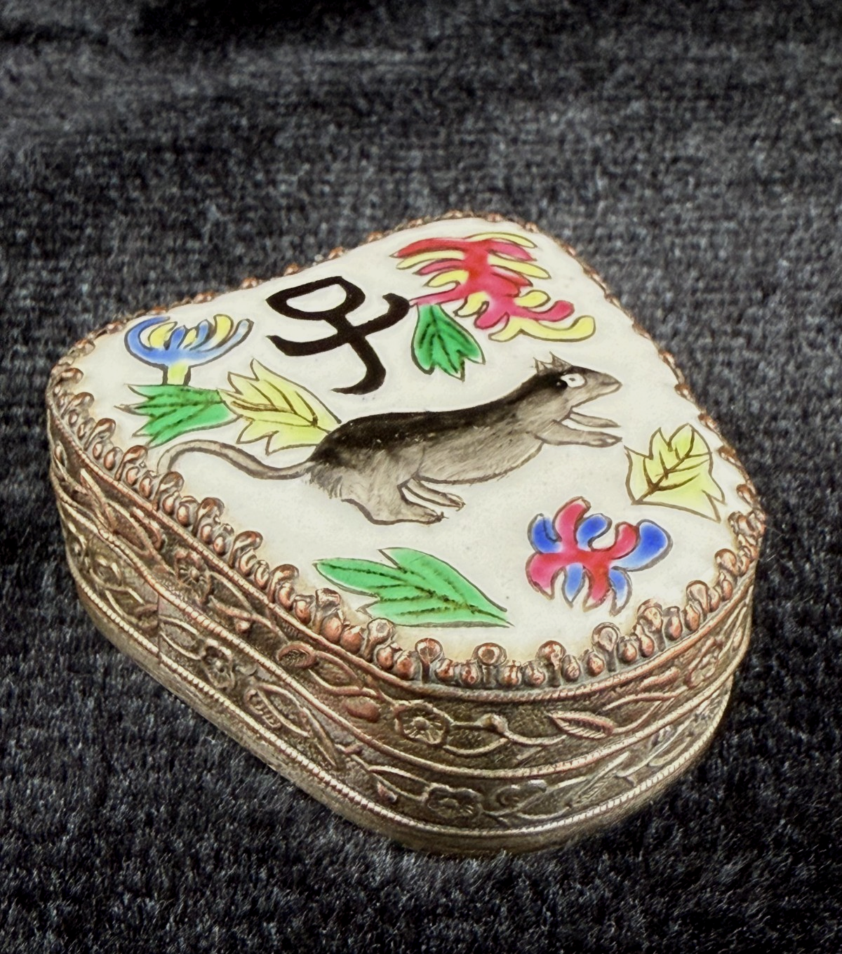 Chinese Odd Shaped Little Trinket Box With Mirrored Lid Porcelain Top decor.0