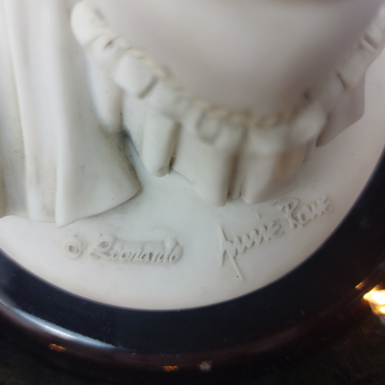 Collection Leonardo Figurine Annie Rowe Sitting  7.5" Lady in White Dress decor10