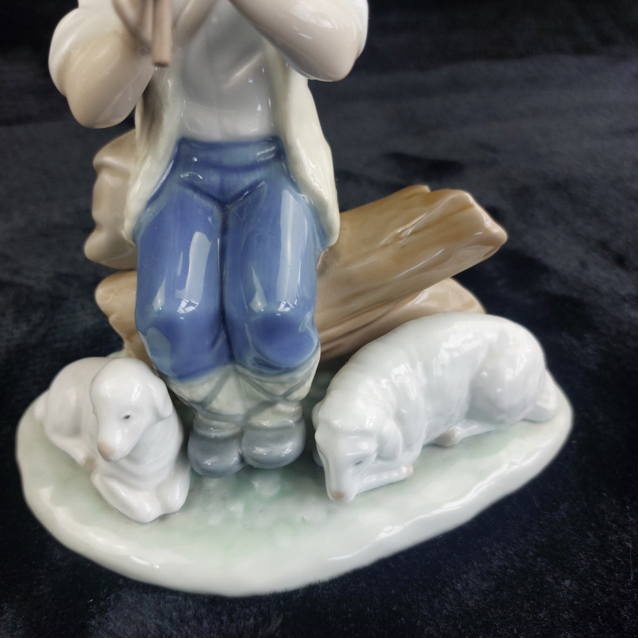 NAO Lladro by 1987 Figurine Boy Flute & Dogs 7" Spain Porcelain bookcase decor3