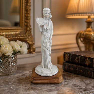 Dear 1995 Lady Figurine 9.5