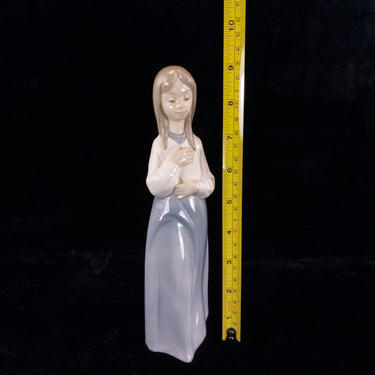 NAO by Lladró 'Girl in Prayer' Figurine (1990) girl with a ribbon bookcase figur1