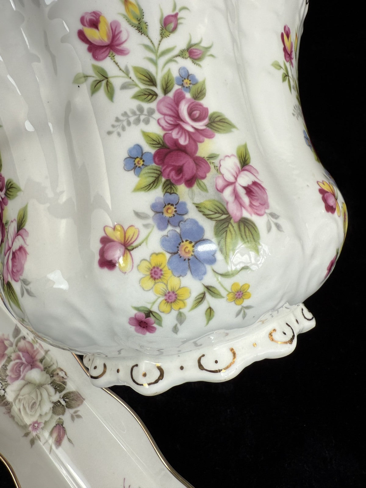 Stunning St. George & Kenall Fine Bone China Floral vase and Tray Set England.8
