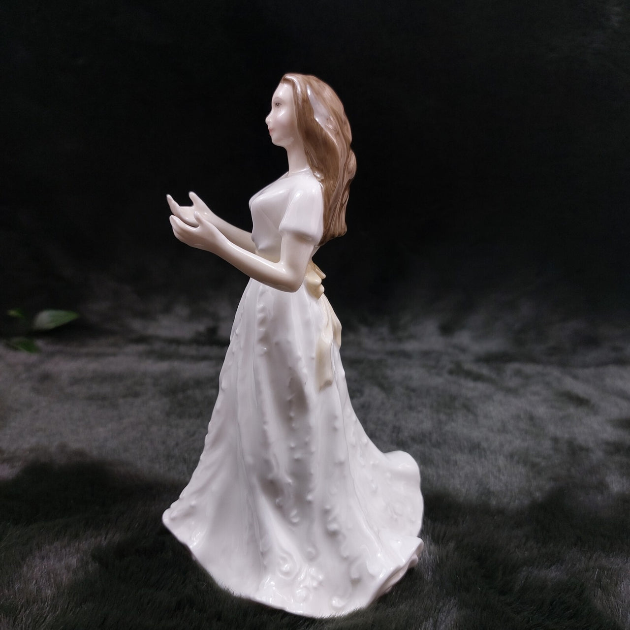 Royal Doulton "Greetings" Figurine HN 4250 - Sentiments Collection, Exclusive6