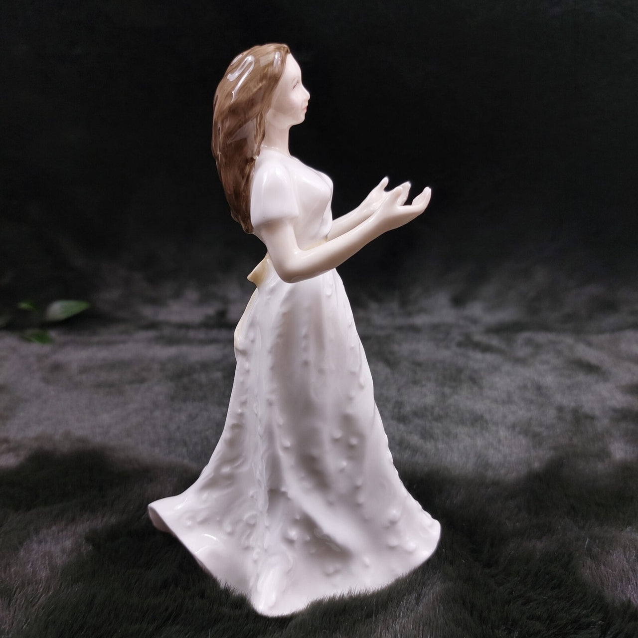 Royal Doulton "Greetings" Figurine HN 4250 - Sentiments Collection, Exclusive2