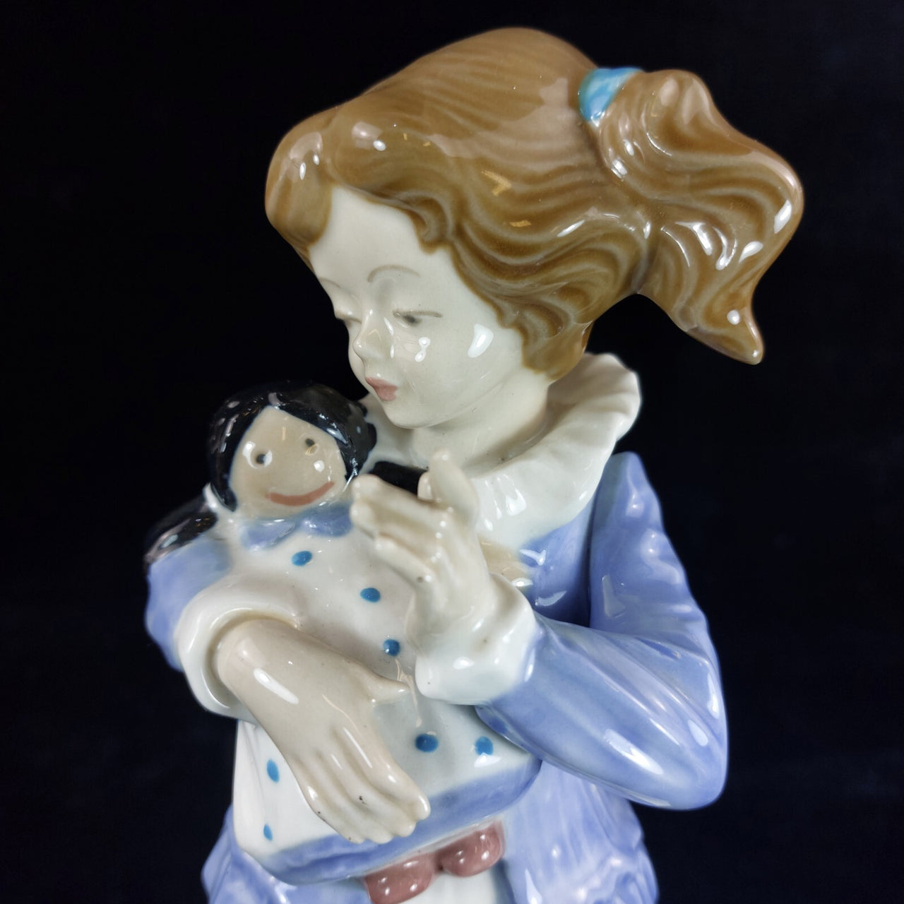 TENGRA Porcelain Figurine Girl with Doll bookcase (1970s) figure ornoment decor5
