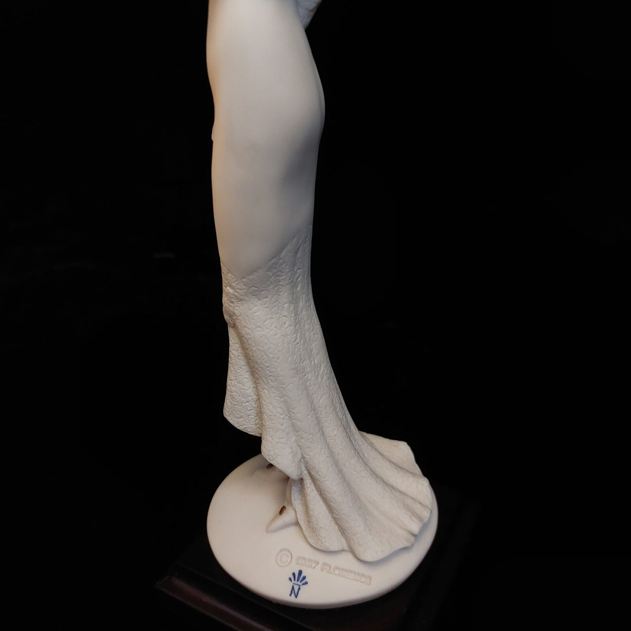 Giuseppe Armani Figurine 1987 Florence Stunning Lady with Flowers 10" decor.16