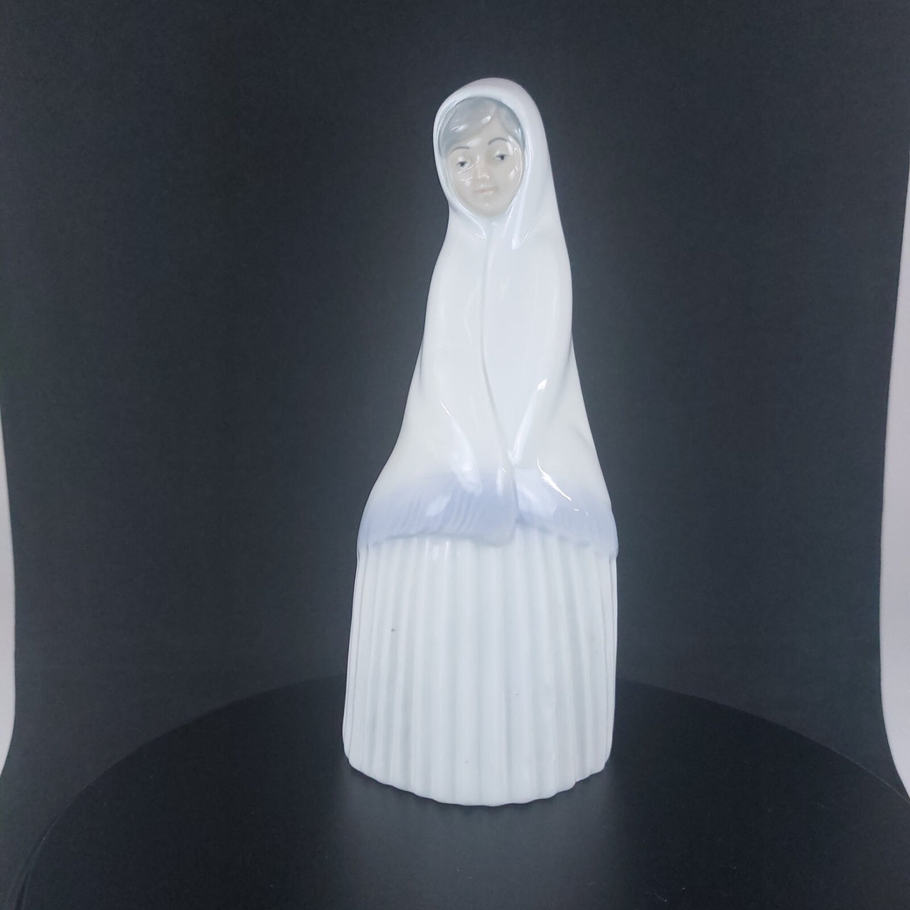 Requena Miquel Nun Figurine Pristine White Porcelain, 6.5" chip on the skirt dec11