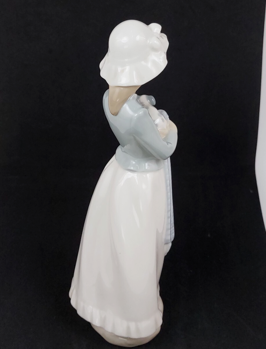 Nao Girl Lladro Cuddling Puppy Figurine Blanket Porcelain firreplace decor Spain3