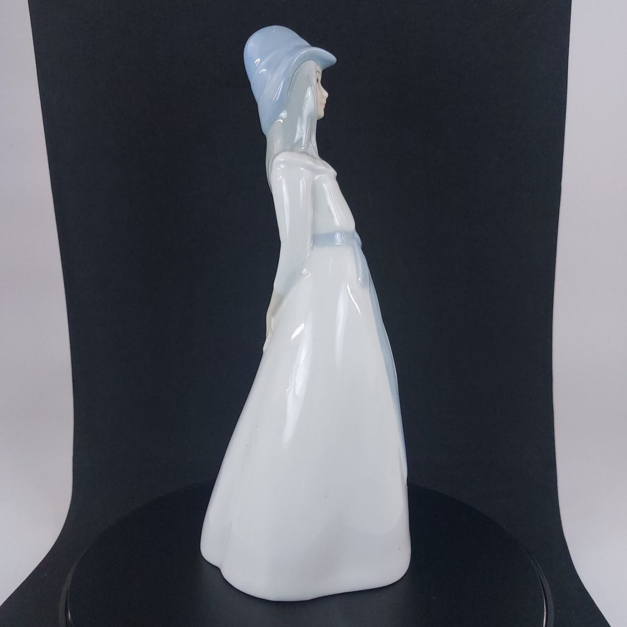 Porcelanas M. Requena Collectable Blue white porcelain Lady Figurine Spain Decor4