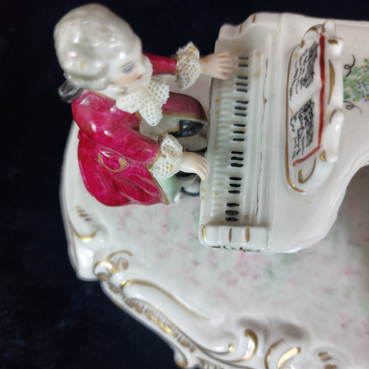 Dresden UNTERWEISSBACH Girl Singing and Musician Porcelain Lace Figurine Group.12