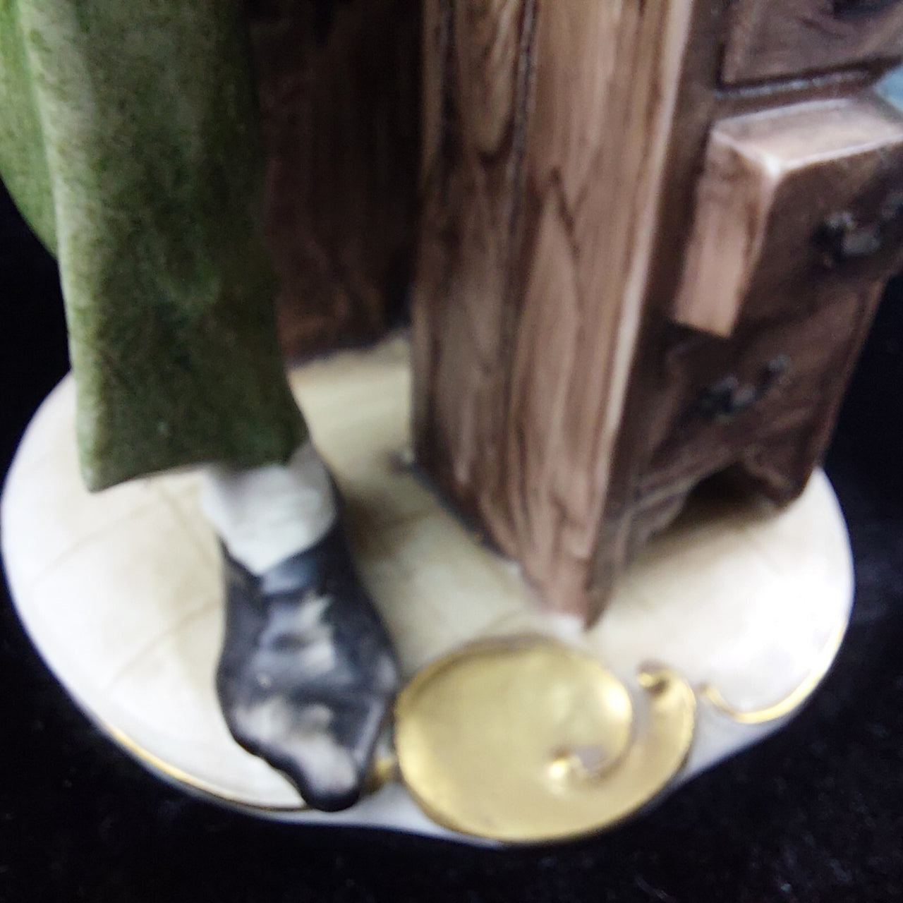 Porcelain of a watchmaker CAPODIMONTE. Antonio Benni. Is Finger Broken, chipped10