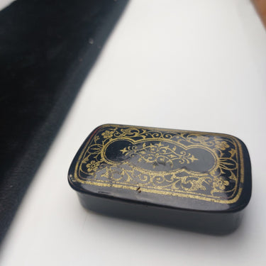 19th century- Victorian Lacquered Snuff Box – Black with Gold Detailing Antique 0