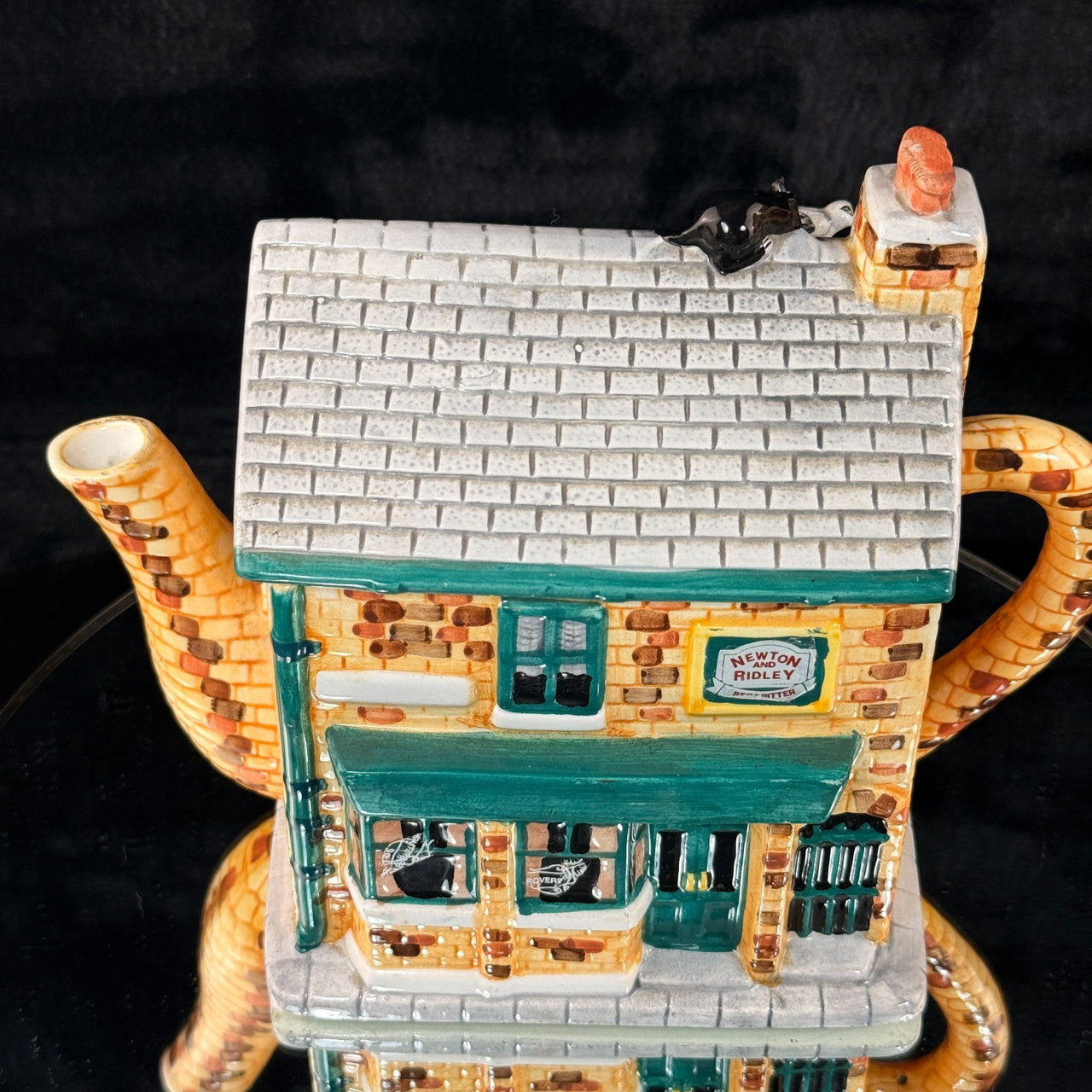Novelty Set Teapots x2 1.55George & Dragon Pub + Rovers Return Newton & Ridley10