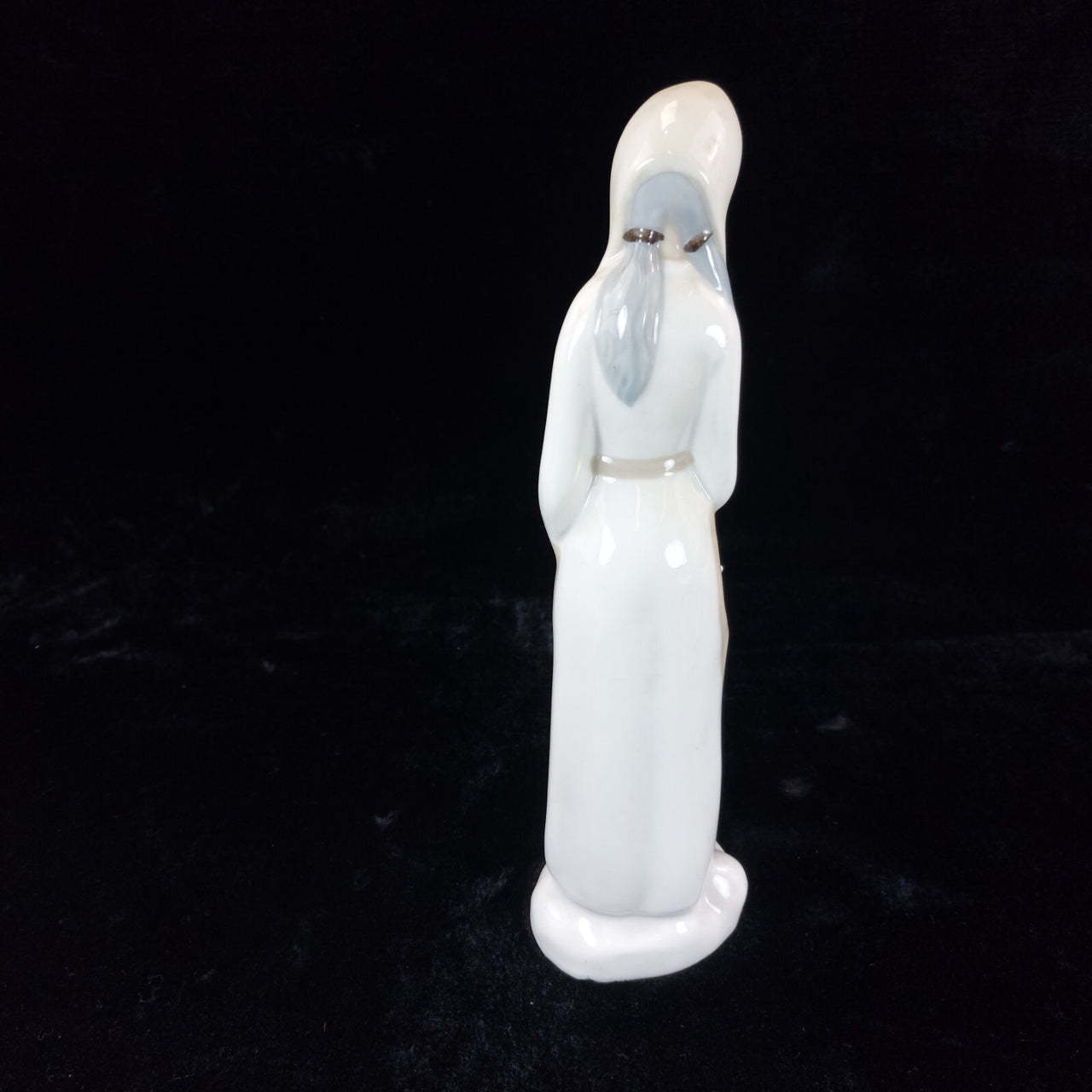 Porcelanas Penatal Figurine Woman with Goose from Segovia, Spain bookcase figure9
