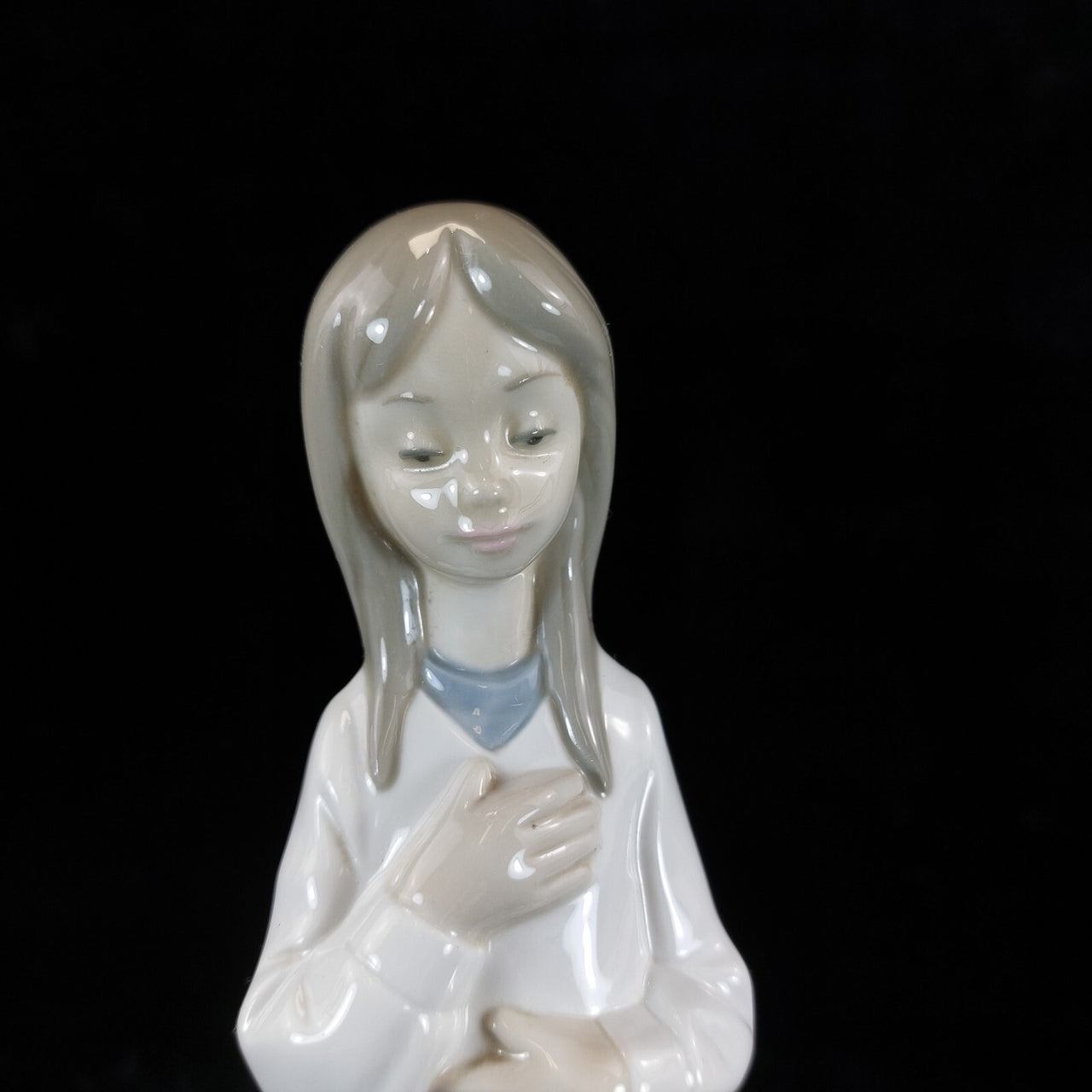 NAO by Lladró 'Girl in Prayer' Figurine (1990) girl with a ribbon bookcase figur2