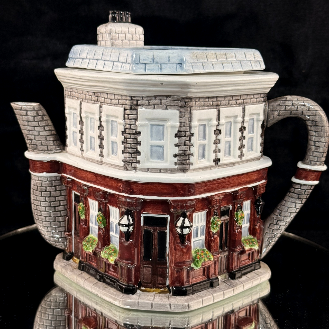 Novelty Teapot British Pub Ceramic Tavern 885g 8" Village Pub Design see pics0