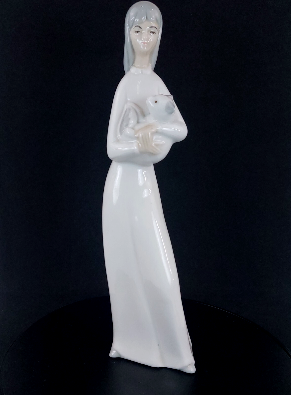 Miquel Requena Porcelain Maria with Lamb Cuart Valencia de Figurine Poblet .0
