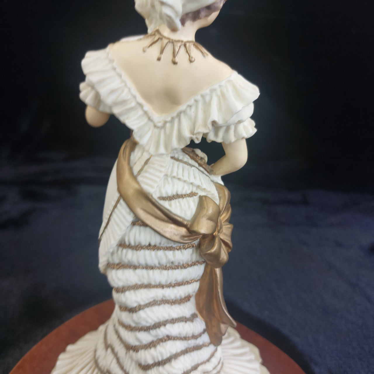 Leonardo Promenade Collection British Lady Figure 1991 Vintage Resin Ornamnt 10"7