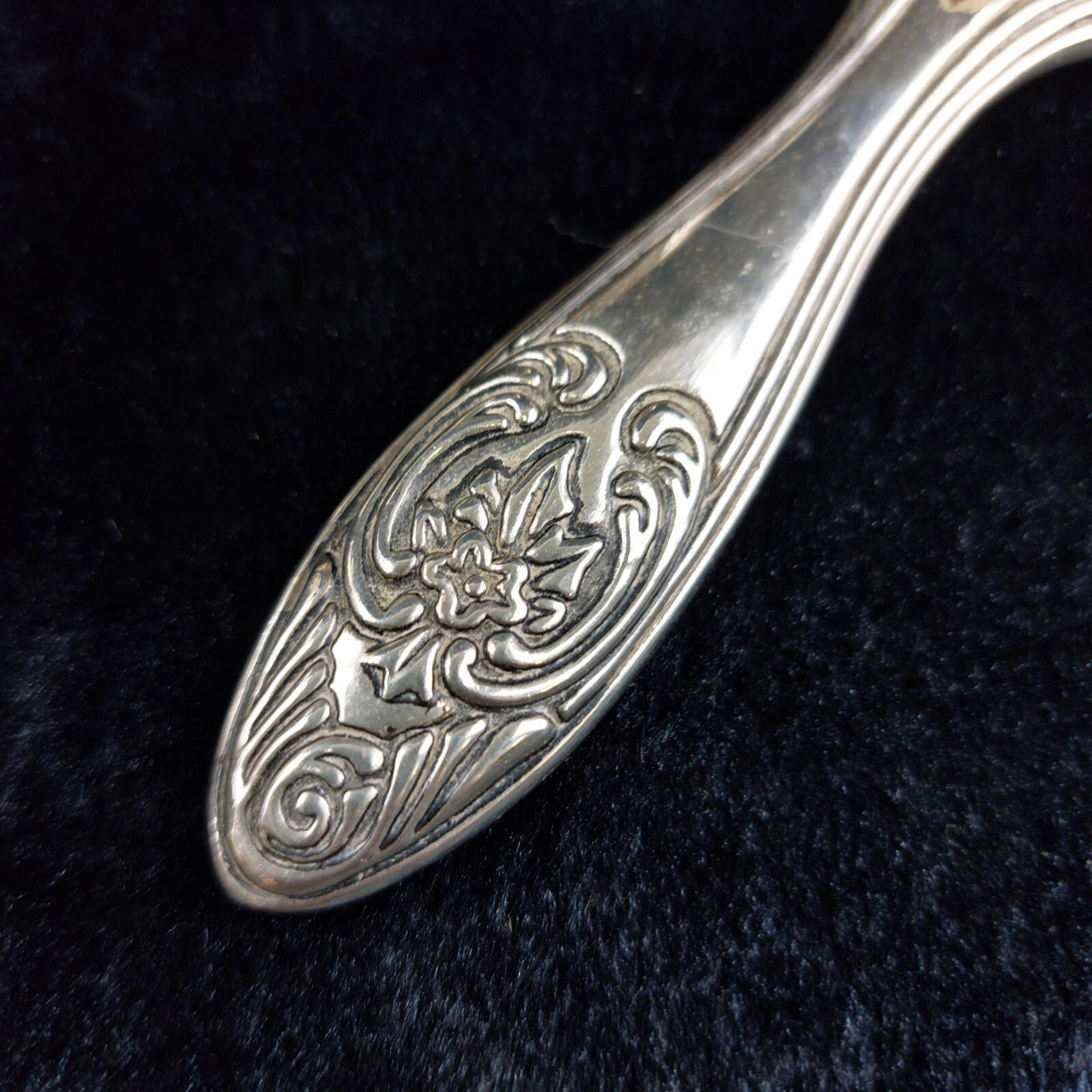 Vintage Silver-Plated Vanity Set gift– Round Ornate Etched Box & Hand Mirror8