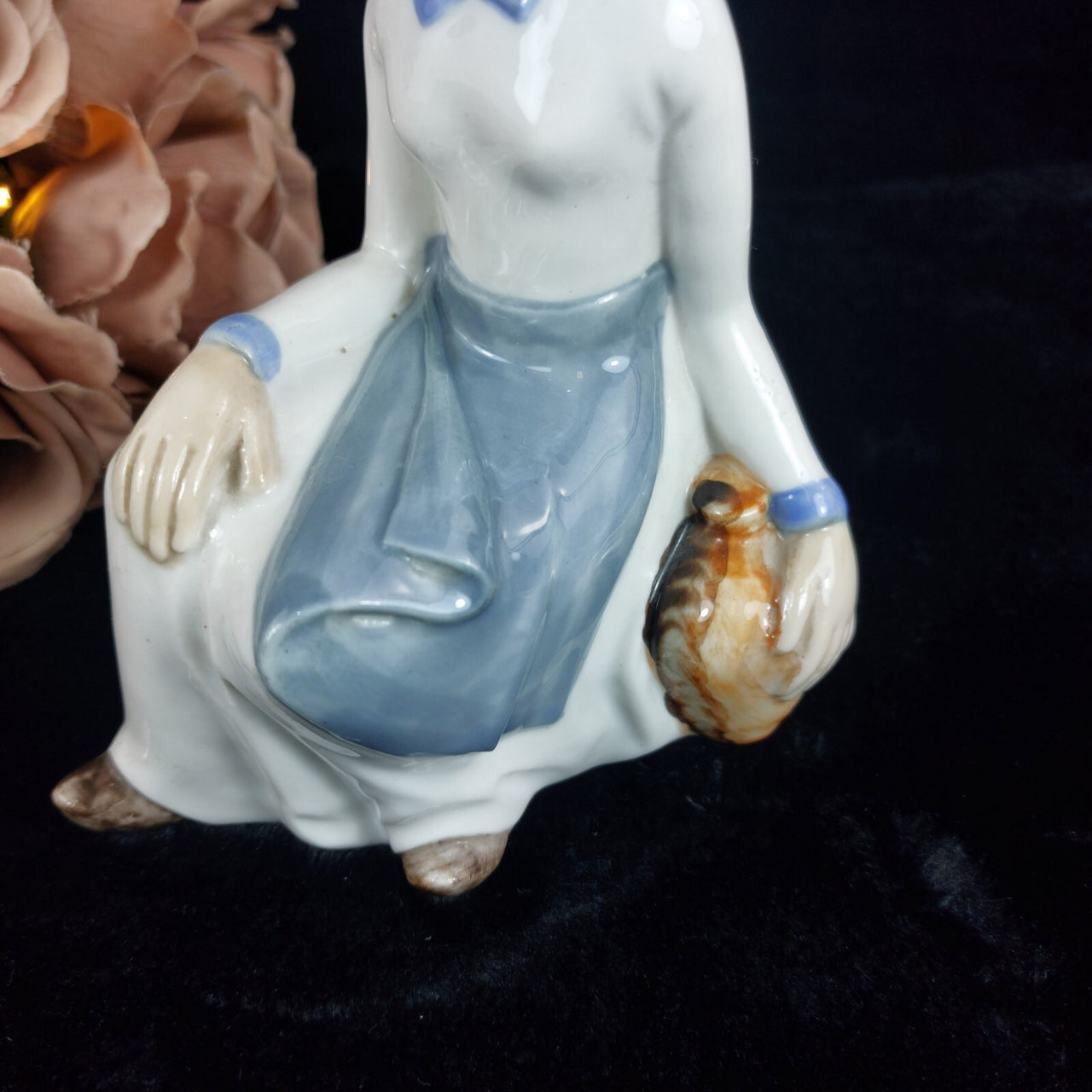 TITO Spanish Porcelain Figurine - Girl with Water Jug bookcase (1970s) figure2