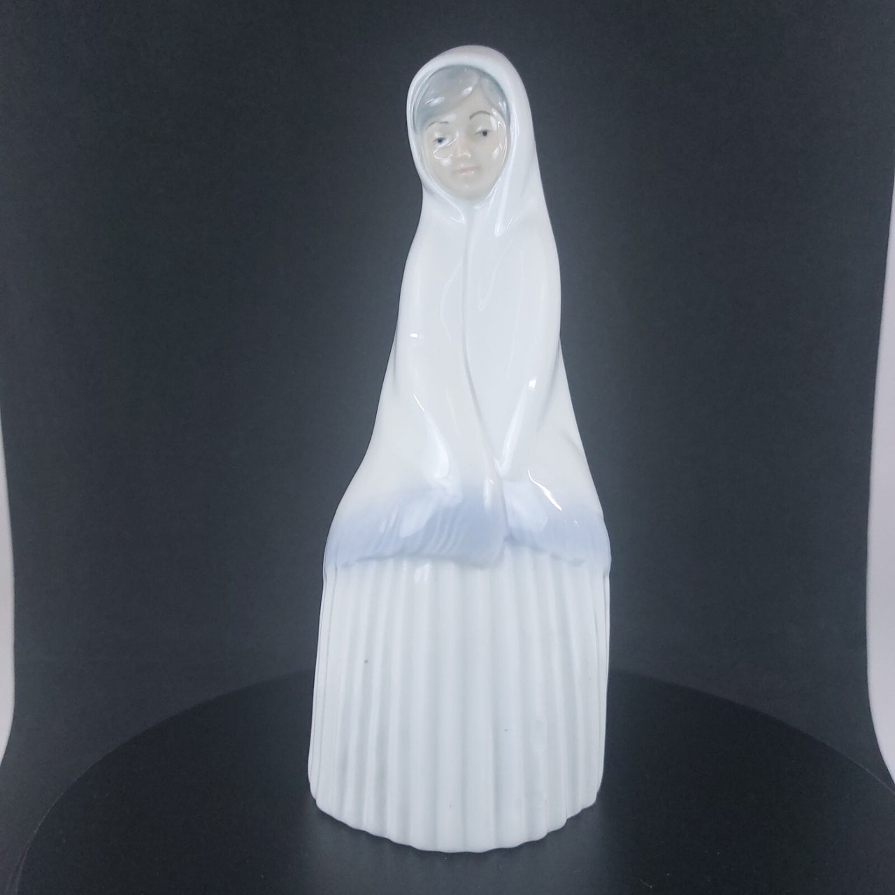 Requena Miquel Nun Figurine Pristine White Porcelain, 6.5" chip on the skirt dec4