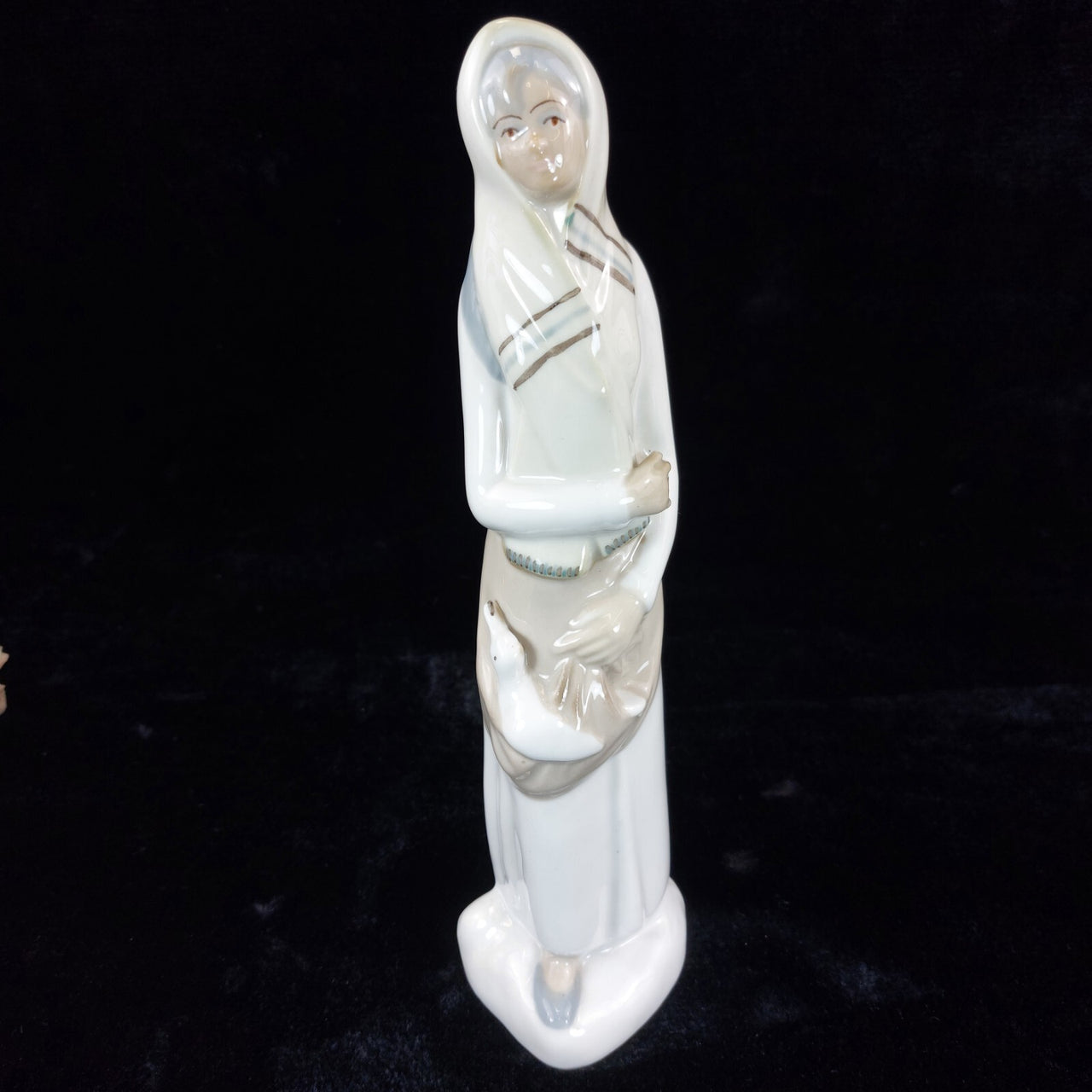 Porcelanas Penatal Figurine Woman with Goose from Segovia, Spain bookcase figure1