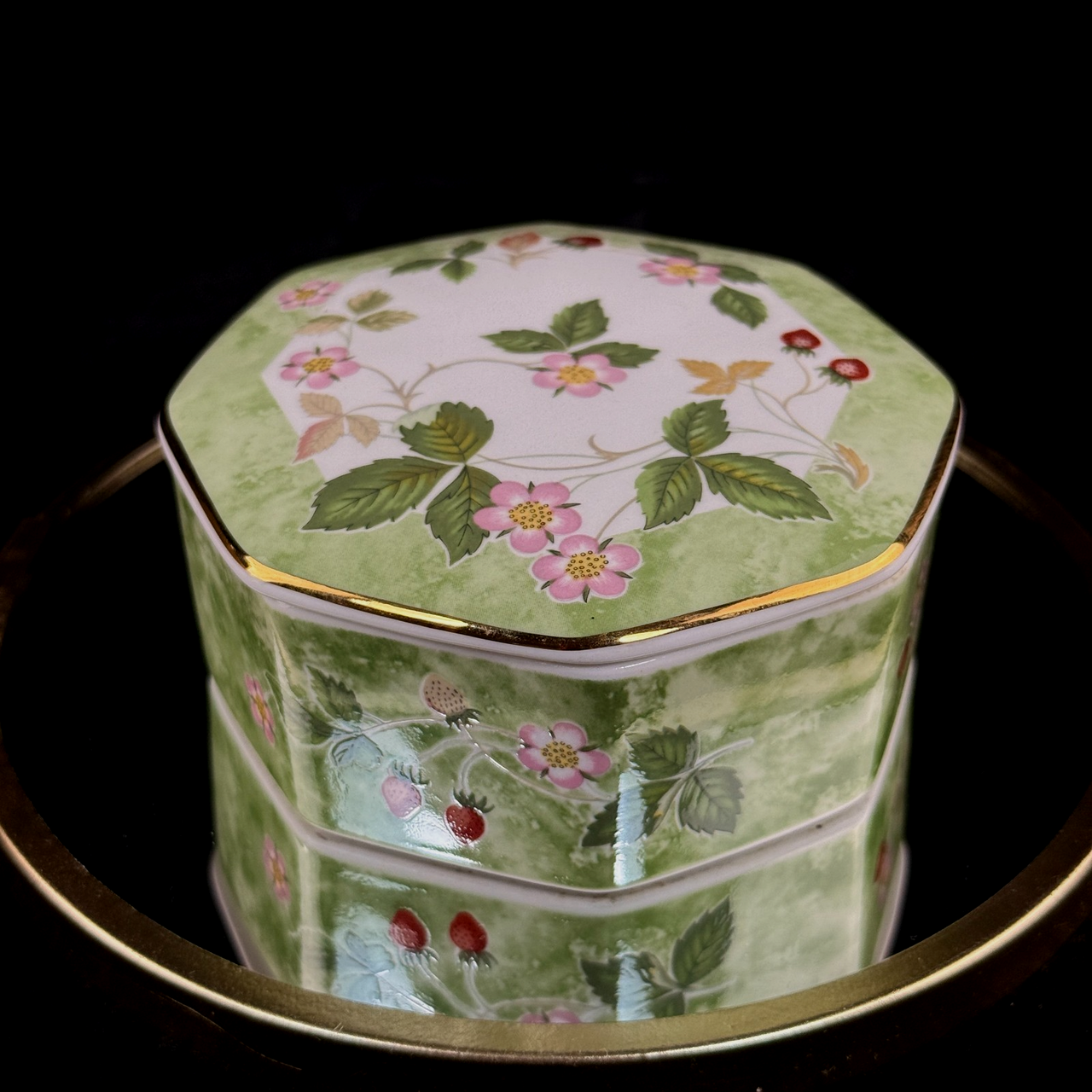 Wedgwood Wild Strawberry Octagonal Trinket Box Bone China Made in England Gold T9
