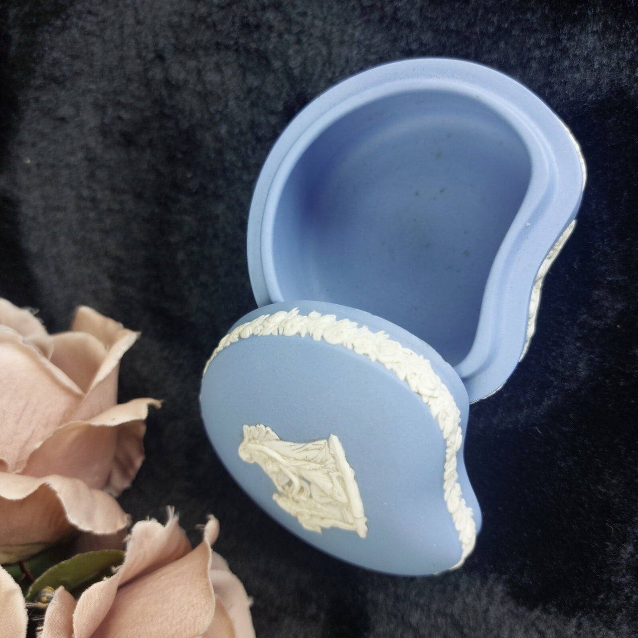 Wedgwood 1954 Blue Jasperware Heart Box 2.5" Cherubs Neoclassical  see pics8