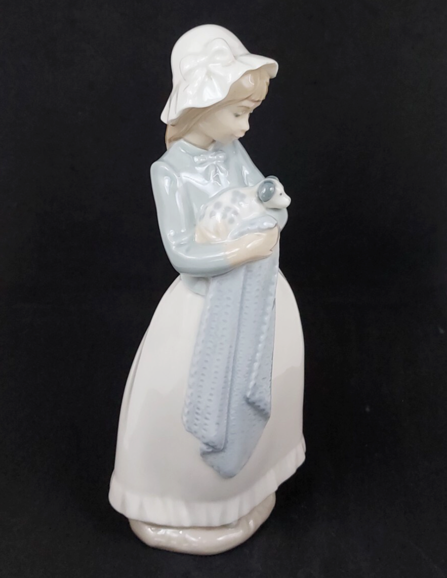 Nao Girl Lladro Cuddling Puppy Figurine Blanket Porcelain firreplace decor Spain4