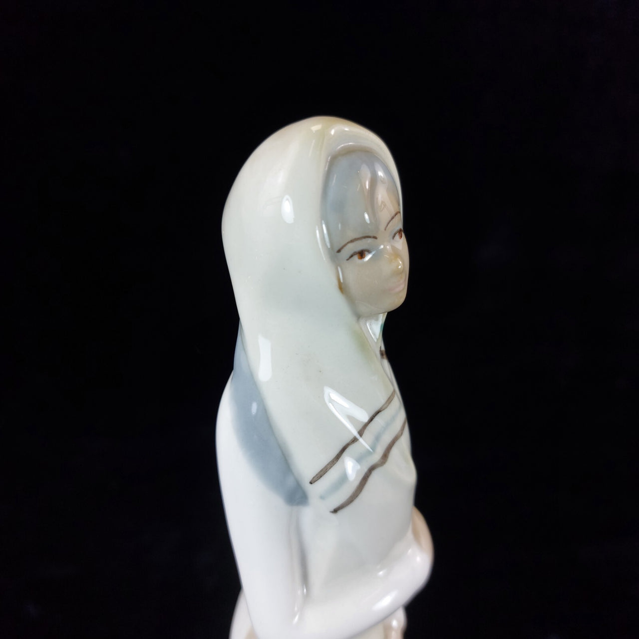 Porcelanas Penatal Figurine Woman with Goose from Segovia, Spain bookcase figure10