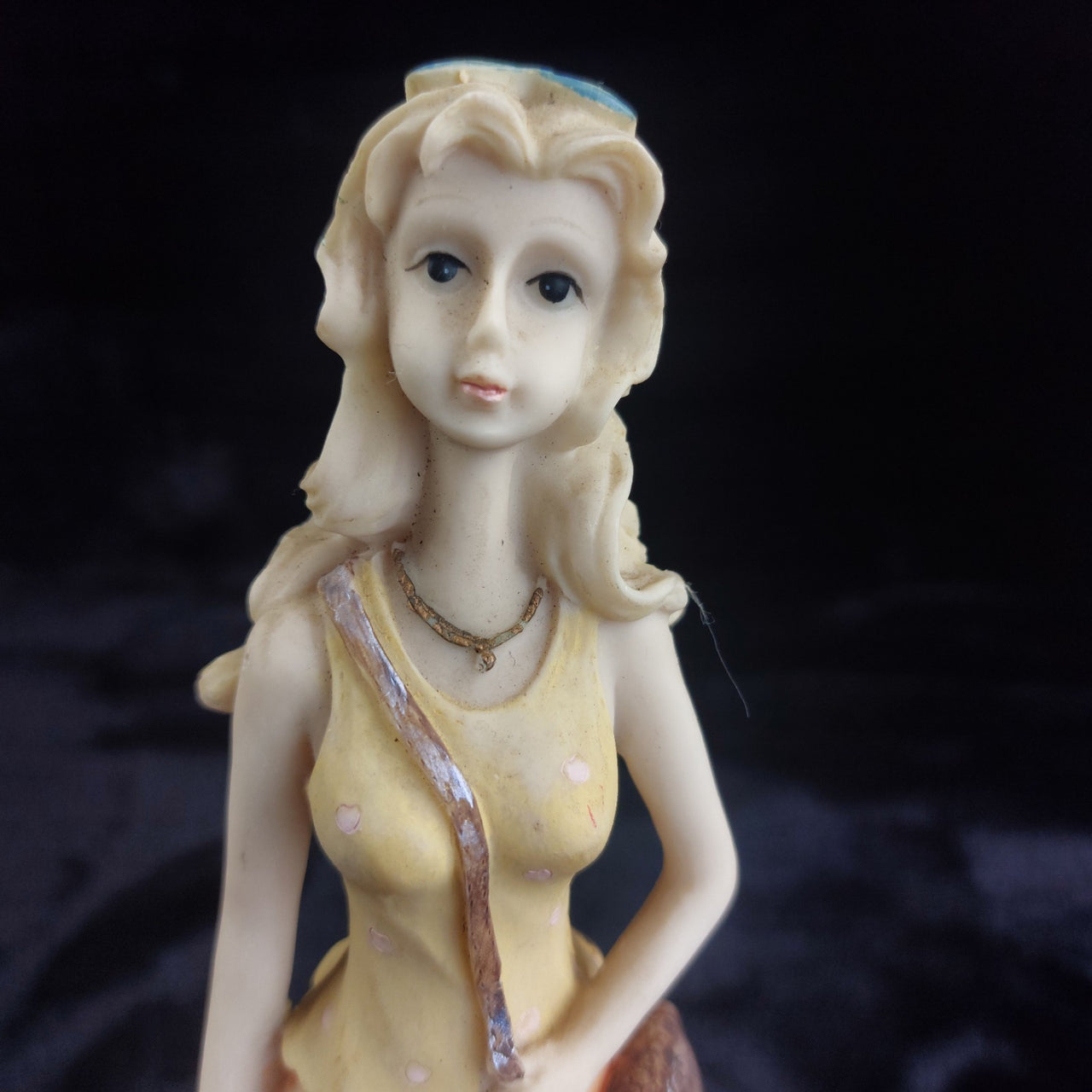 Resin Girl Figurine with Purse & Dress –Blonde Vintage Style Statue  10"   255g7