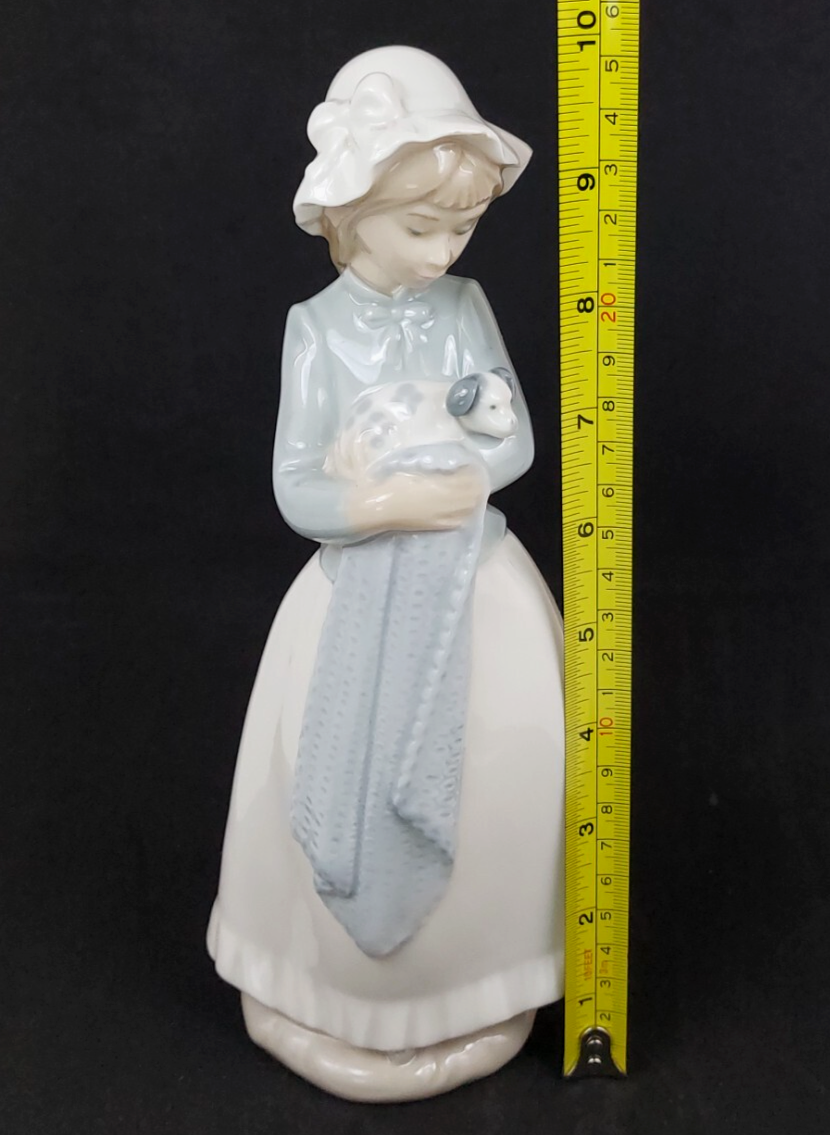 Nao Girl Lladro Cuddling Puppy Figurine Blanket Porcelain firreplace decor Spain5