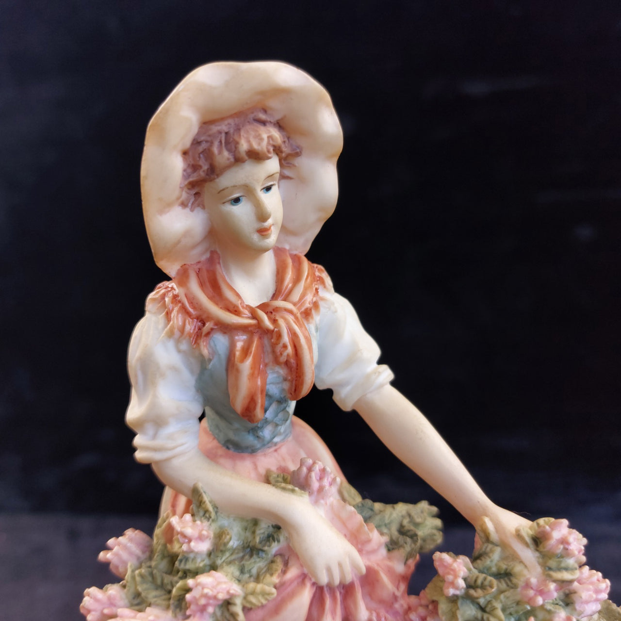 Leonardo Collection Elizabeth Acceptable Figurine Chipped Hand Painted 8" 19913